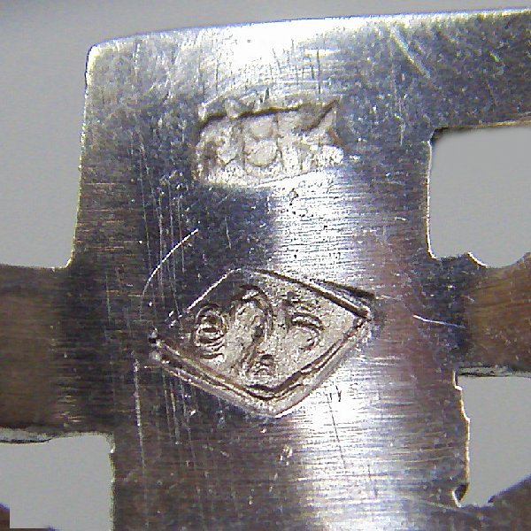 (r1056)Anillo tipo sello en plata y oro con iniciales caladas.